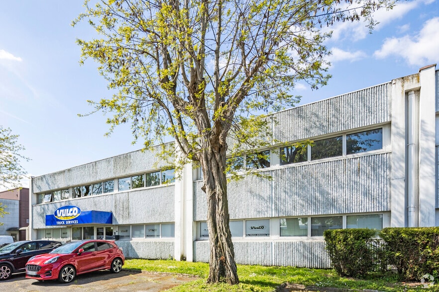 Flex in Saint-Ouen-l'Aumône for lease - Primary Photo - Image 1 of 2