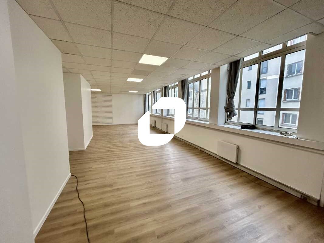 Office in Paris for lease Interior Photo- Image 1 of 11