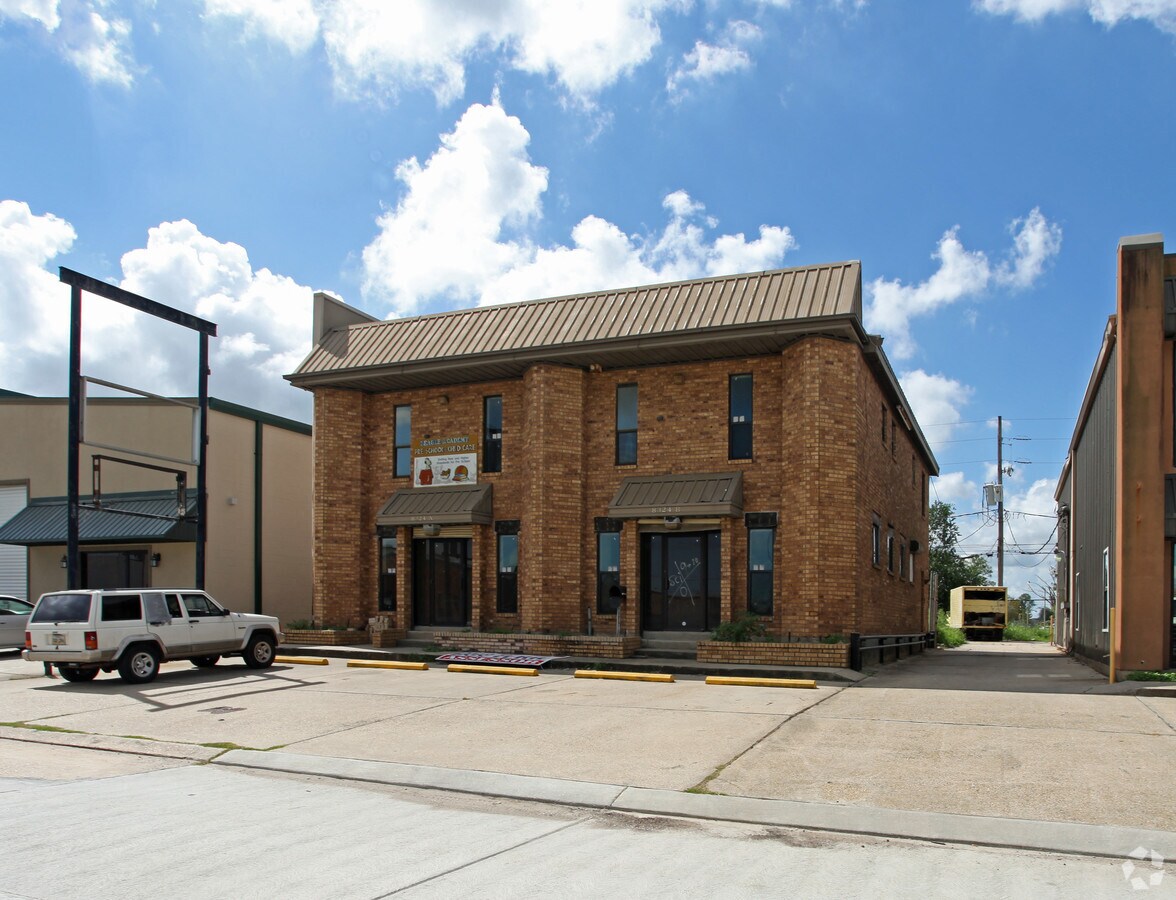 83248326 Jean Lafitte Ct, Chalmette, LA 70043