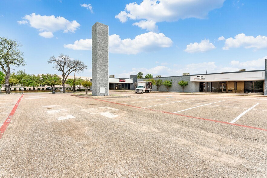 2474 Manana Dr, Dallas, TX for lease - Building Photo - Image 2 of 8