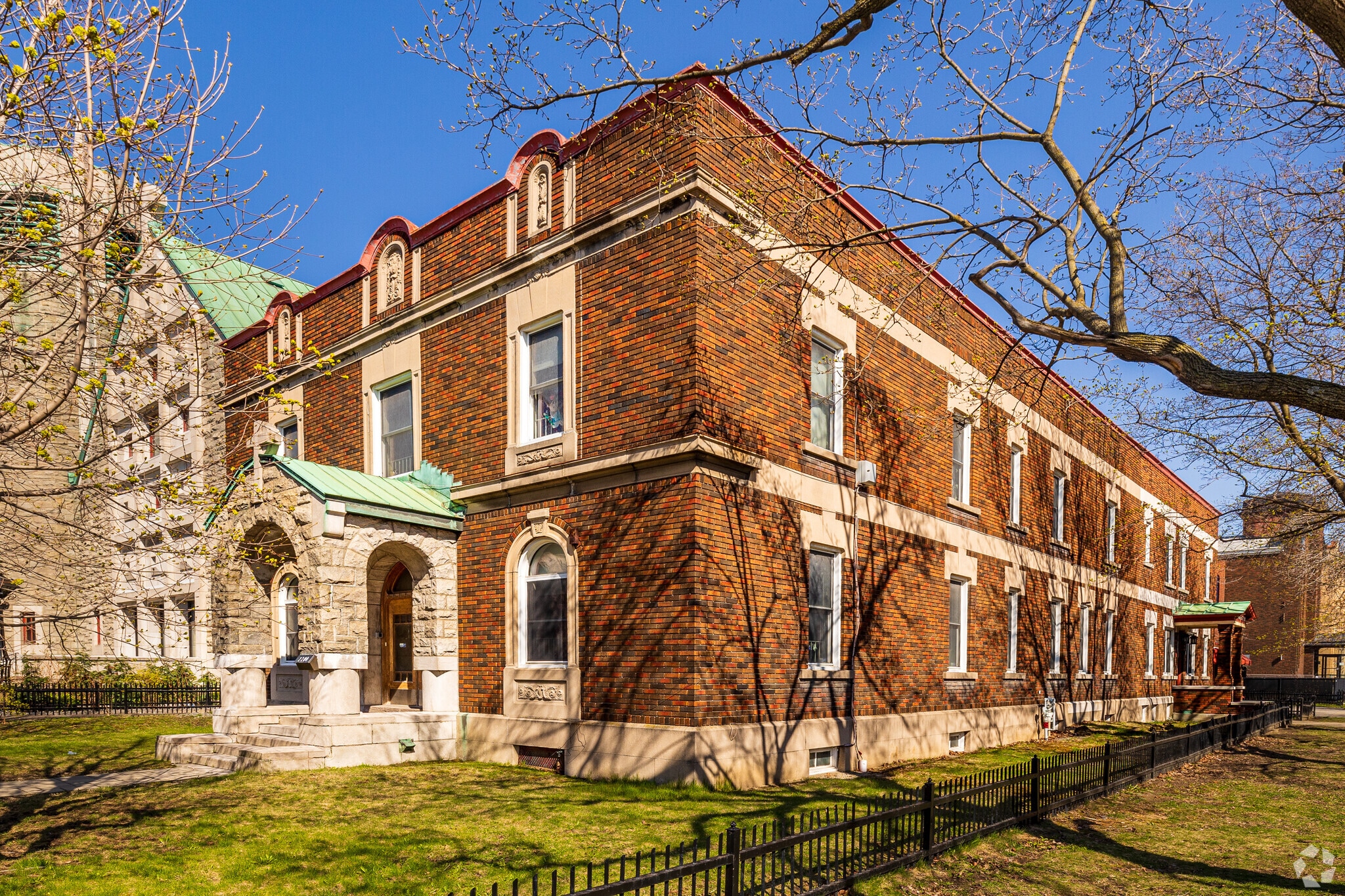 2200 St Jean-Talon E, Montréal, QC for sale Primary Photo- Image 1 of 1