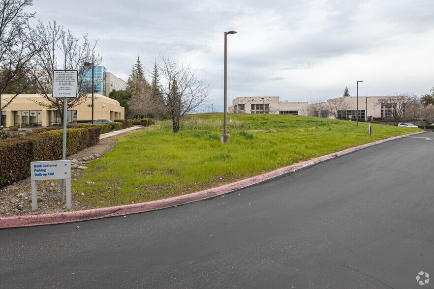 2221A Douglas Blvd, Roseville, CA for lease - Primary Photo - Image 1 of 2