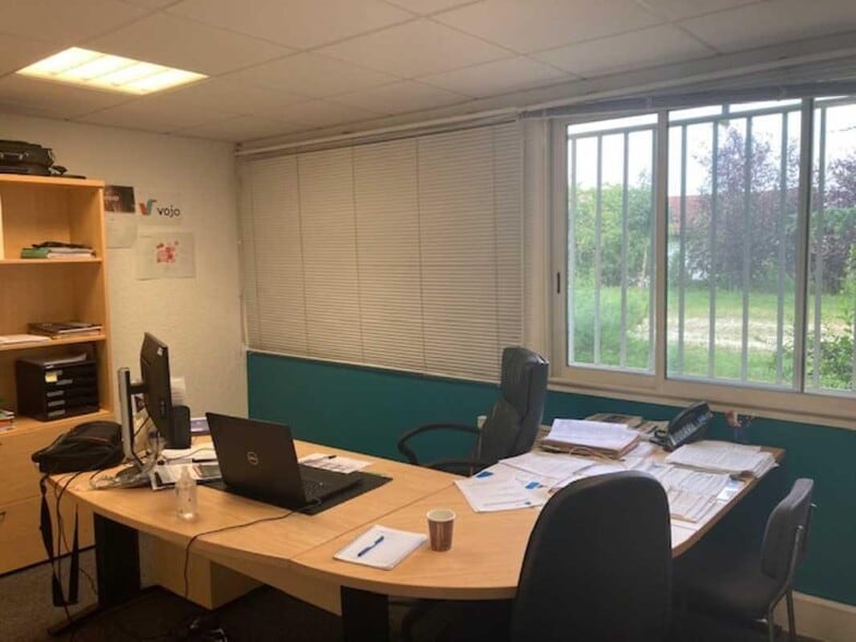 Office in Eysines for lease - Interior Photo - Image 1 of 11