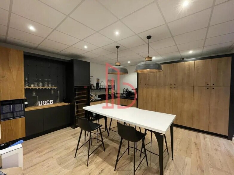Office in Bordeaux for lease - Interior Photo - Image 3 of 3