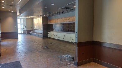 9500 W Higgins Rd, Rosemont, IL for lease Interior Photo- Image 1 of 3