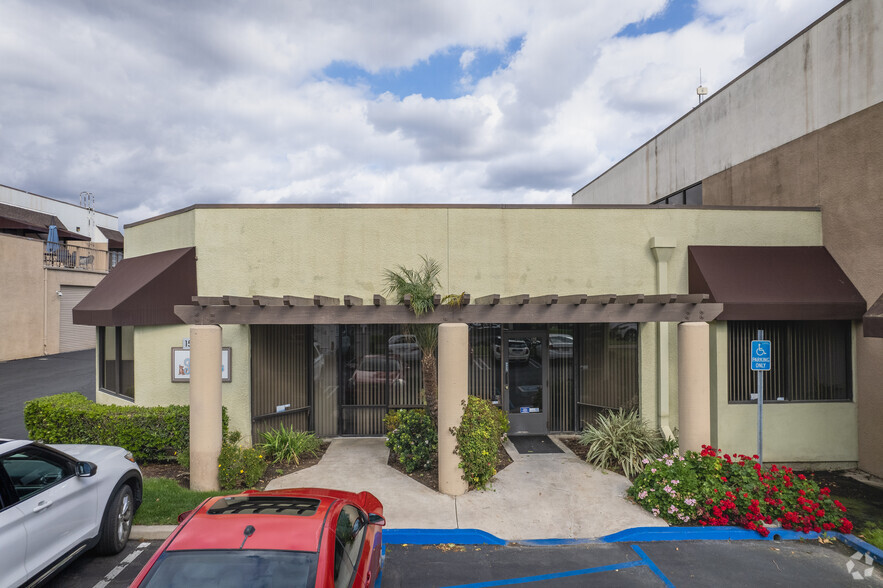 15550 Rockfield Blvd, Irvine, CA for lease - Building Photo - Image 3 of 18