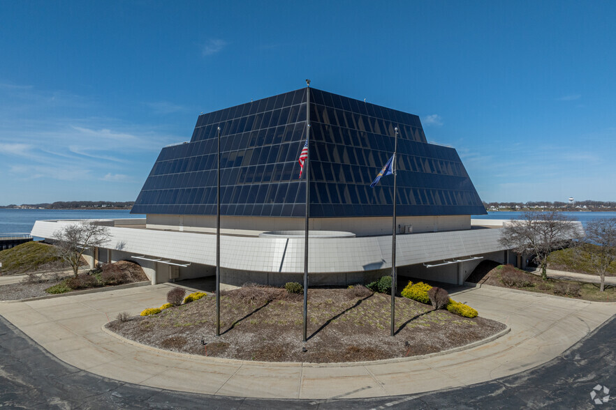 700 Terrace Point Rd, Muskegon, MI for lease - Building Photo - Image 1 of 18