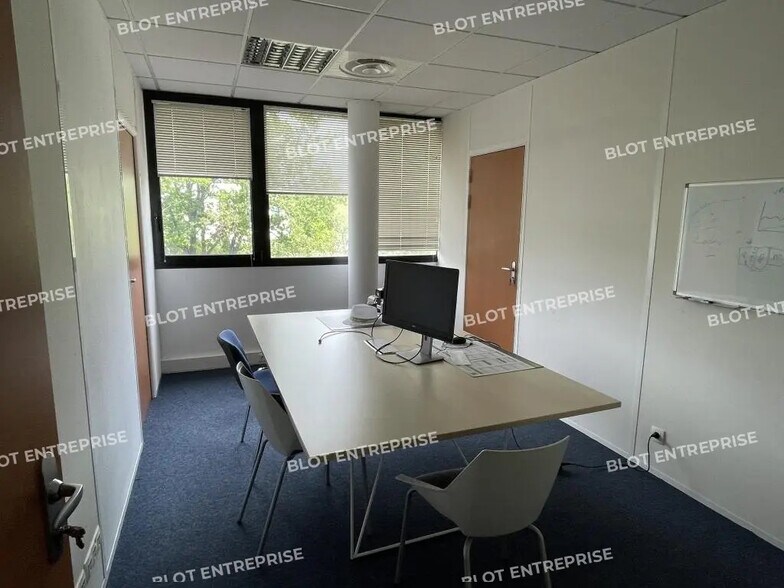 Office in Bruz for lease - Interior Photo - Image 2 of 8