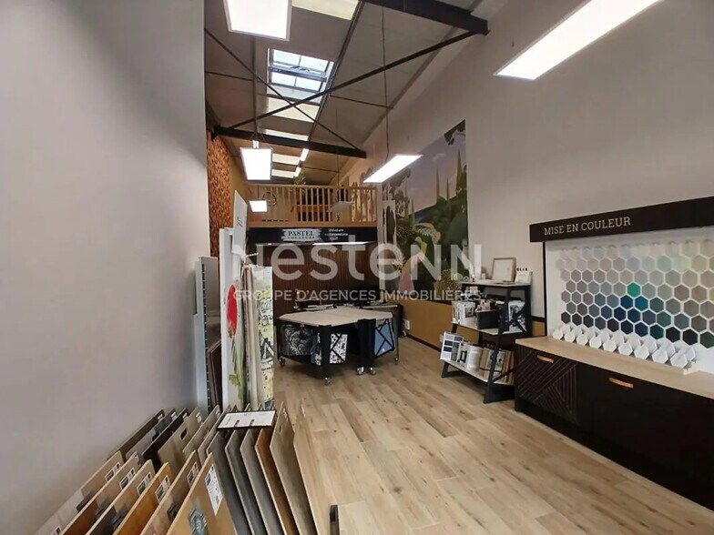Retail in Vannes for lease - Interior Photo - Image 1 of 3
