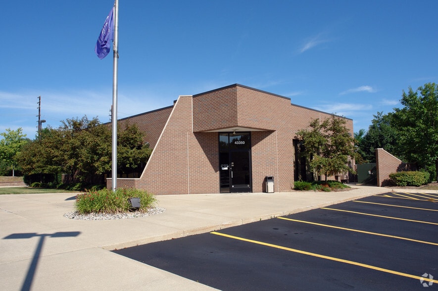 23890 Novi Rd, Novi, MI for sale - Primary Photo - Image 2 of 15