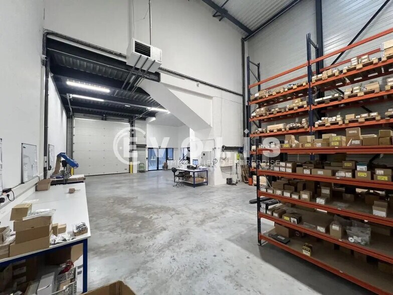 Flex in Vaires-sur-Marne for lease - Interior Photo - Image 2 of 7