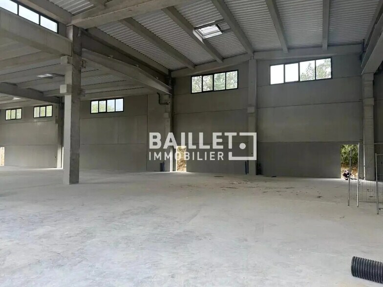 Industrial in Fayence for lease - Building Photo - Image 2 of 3