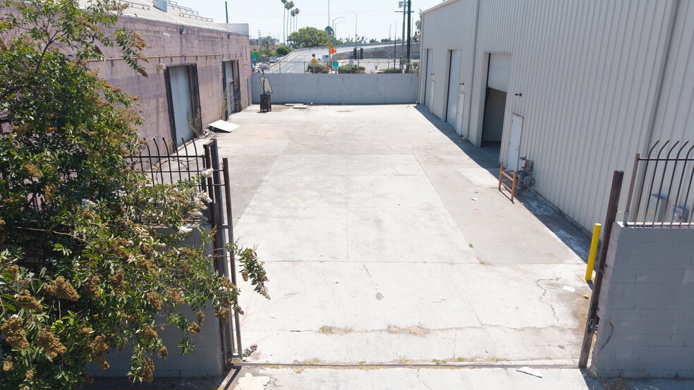 326-330 W 58th St, Los Angeles, CA for lease - Building Photo - Image 2 of 46