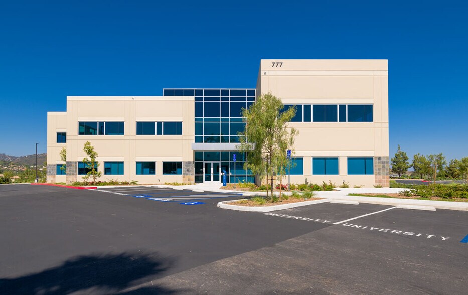 737, 747, 777 Windy Point Drive portfolio of 2 properties for sale on LoopNet.com - Building Photo - Image 2 of 5