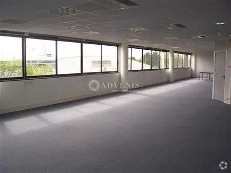 Office in Poissy for lease - Interior Photo - Image 3 of 6