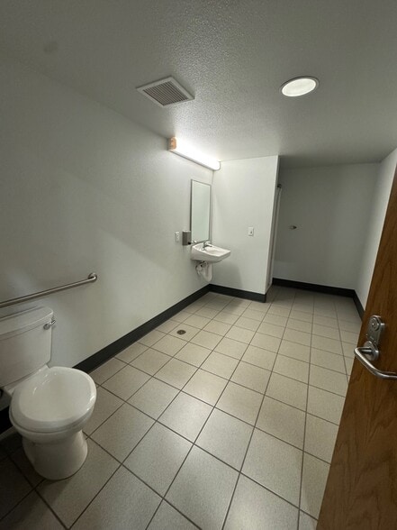 1426 E 3rd Ave, Kennewick, WA for lease - Building Photo - Image 2 of 9