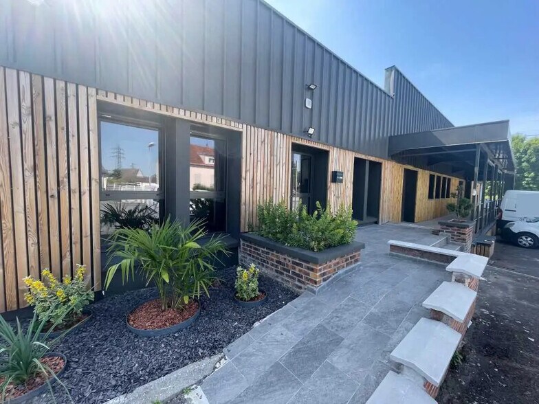 Flex in Gauchy for sale - Building Photo - Image 1 of 4