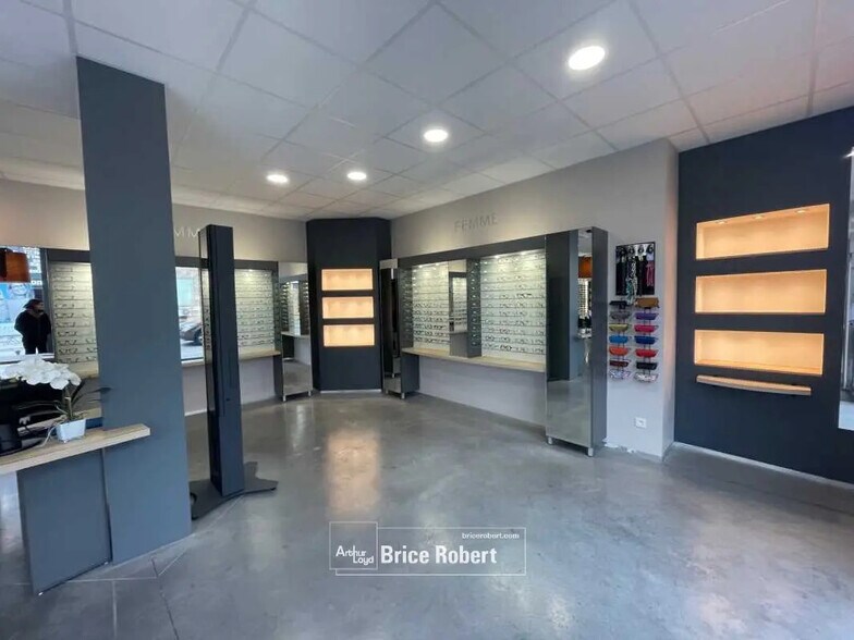 Retail in Limonest for lease - Interior Photo - Image 3 of 9