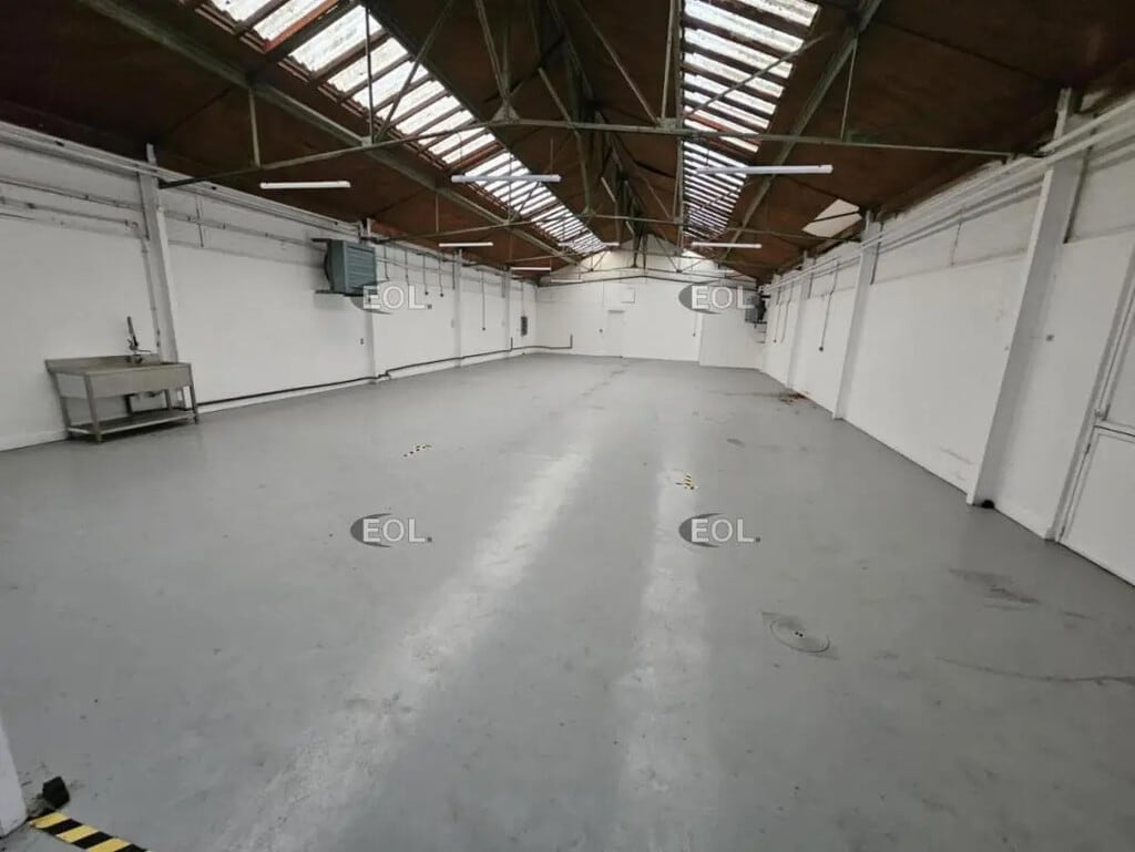 Location Local d'activités 300 m² - Photo 1
