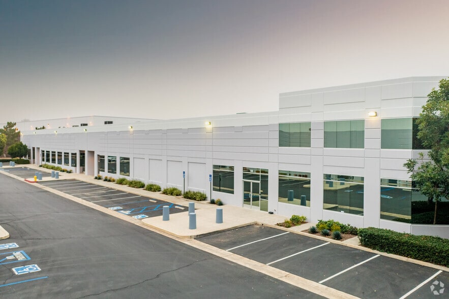 20512 Crescent Bay Dr, Lake Forest, CA for lease - Primary Photo - Image 1 of 4