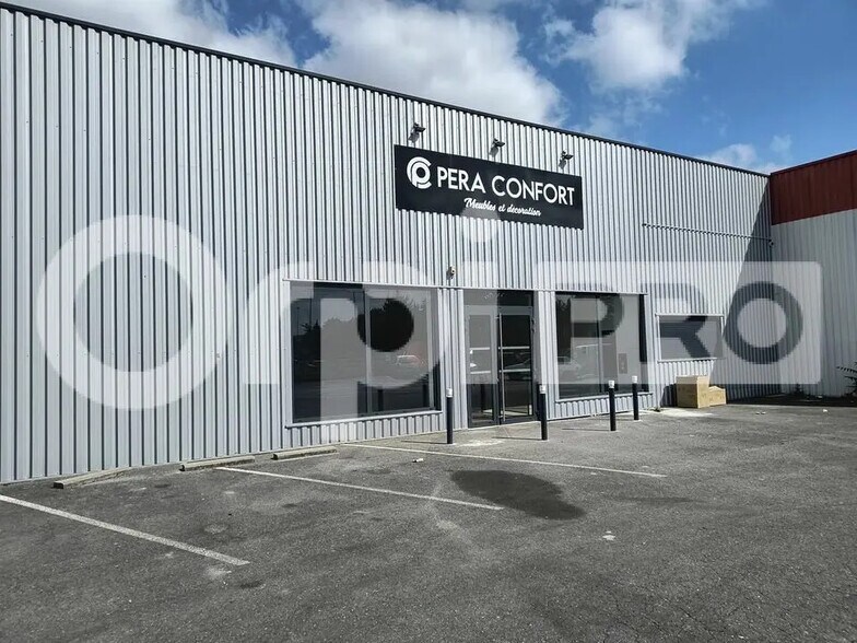 Retail in Reims for lease - Building Photo - Image 1 of 6