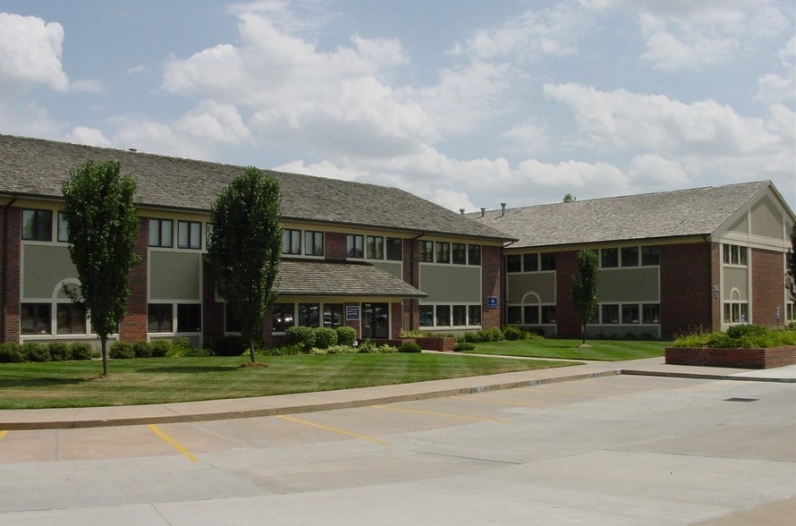 2942 SW Wanamaker Dr, Topeka, KS for lease - Building Photo - Image 1 of 4