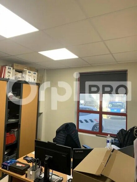 Flex in Pessac for lease - Interior Photo - Image 3 of 10