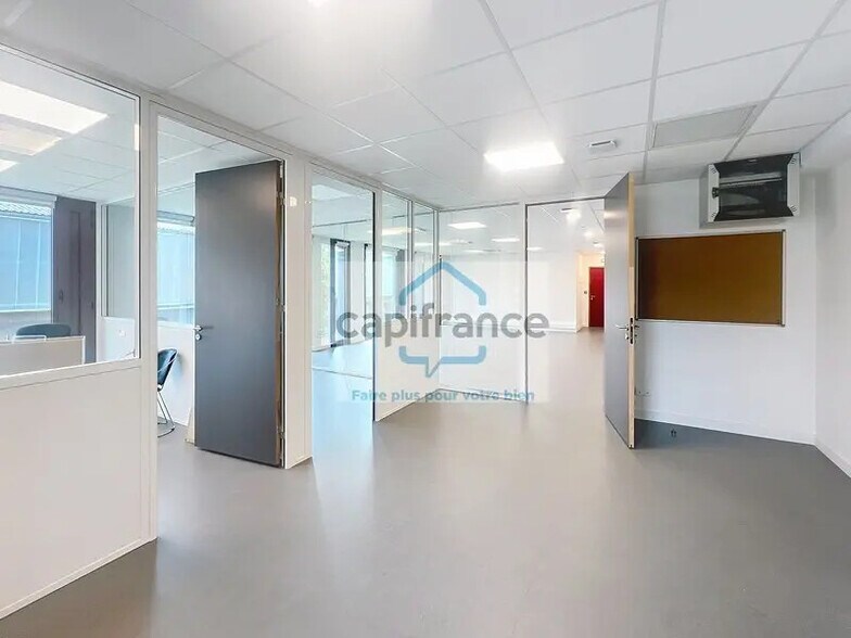 Office in Chambéry for lease - Interior Photo - Image 1 of 5