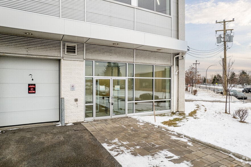 235 Rue Isabey, Montréal, QC for lease - Building Photo - Image 3 of 7