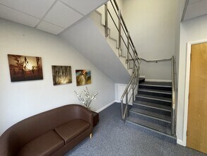 Swan Ln, Sandhurst for lease Interior Photo- Image 2 of 6