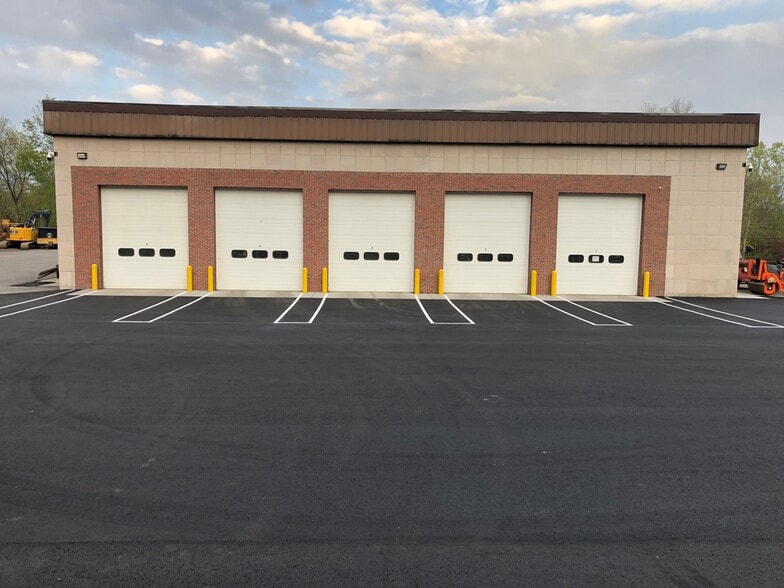 23 Commerce Rd, Newtown, CT for lease - Building Photo - Image 3 of 12