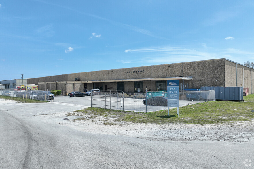 12300 NW 32nd Ave, Miami, FL for lease - Building Photo - Image 3 of 6