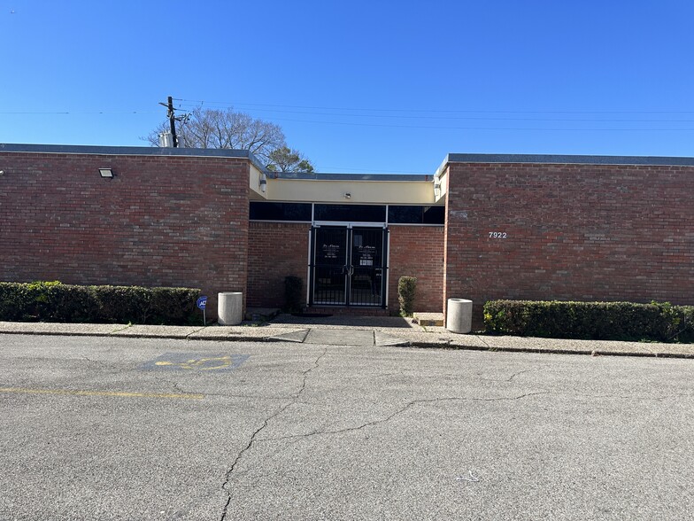 7922-7930 Hillcroft St, Houston, TX for lease - Building Photo - Image 2 of 13