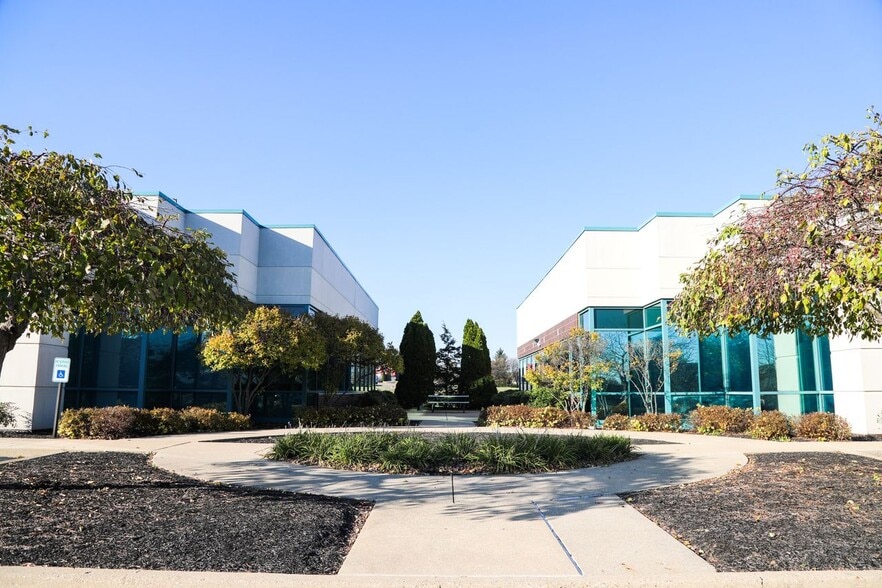 Two Office Buildings Fully Leased portfolio of 2 properties for sale on LoopNet.com - Building Photo - Image 3 of 13