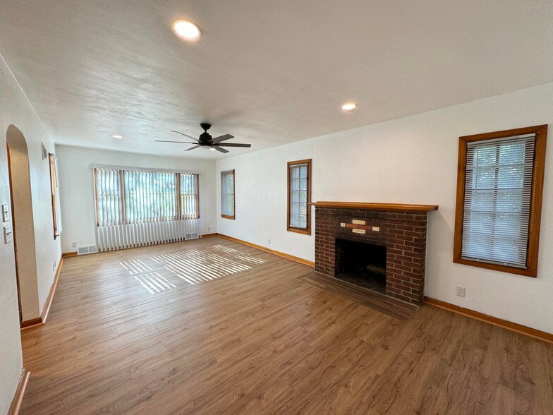 1806 E Main St, Waukesha, WI for sale - Interior Photo - Image 3 of 12