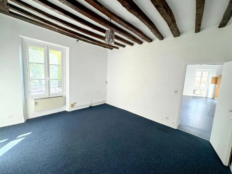 Office in Versailles for lease - Interior Photo - Image 3 of 11
