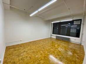 325 W 38th St, New York, NY for lease Interior Photo- Image 2 of 3