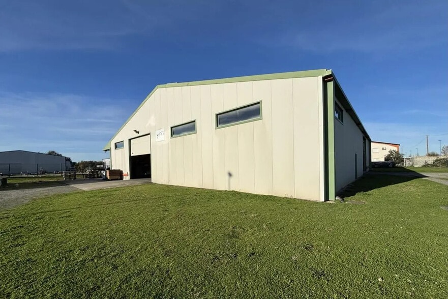 Flex in Noé for sale - Building Photo - Image 3 of 20