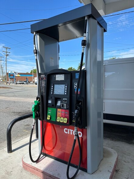 1421 English Rd, High Point, NC for sale - Building Photo - Image 3 of 11