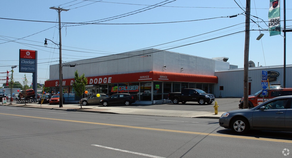 1001-1055 W Genesee St, Syracuse, NY for lease - Building Photo - Image 2 of 17