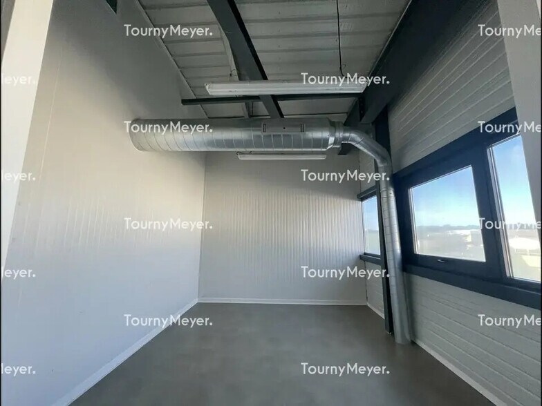 Flex in Vendargues for lease - Interior Photo - Image 3 of 12