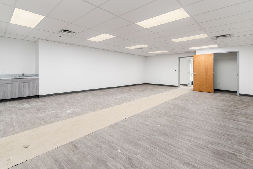 6611 Broughton Ave, Columbus, OH for lease - Interior Photo - Image 2 of 8