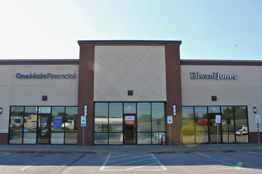 831 W Eisenhower Rd, Lansing, KS for lease - Building Photo - Image 3 of 6