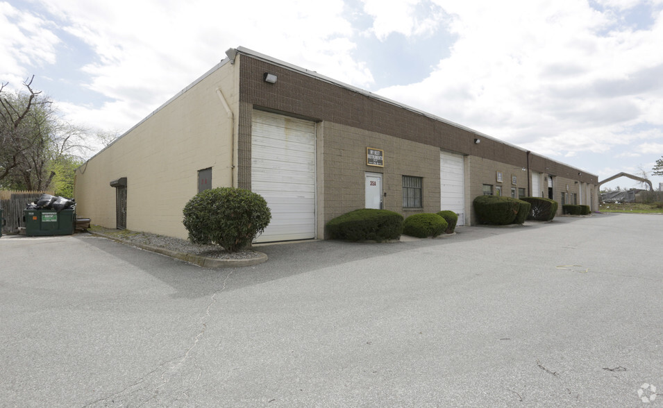 35 Corbin Ave, Bay Shore, NY for lease - Building Photo - Image 1 of 4