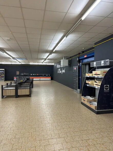Retail in Torcy for lease - Interior Photo - Image 2 of 10
