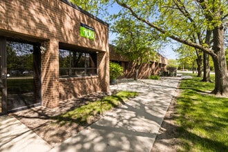 100 Hillcrest Blvd, Schaumburg, IL for lease Building Photo- Image 2 of 20