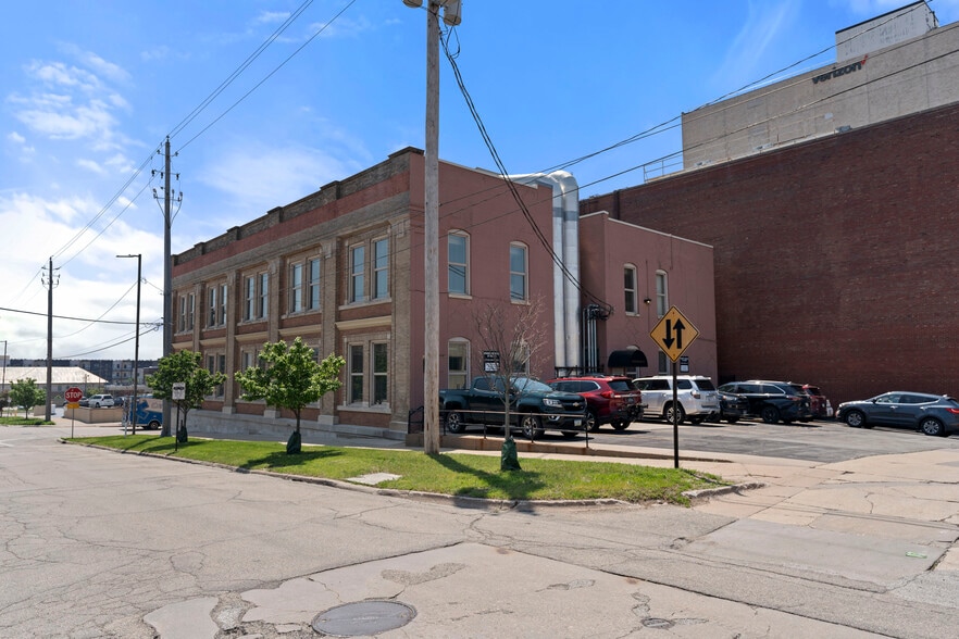 526 2nd Ave SE, Cedar Rapids, IA for lease - Primary Photo - Image 2 of 41