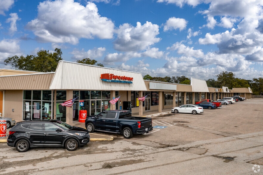 493-519 N Downing Rd, Angleton, TX for lease - Building Photo - Image 1 of 5