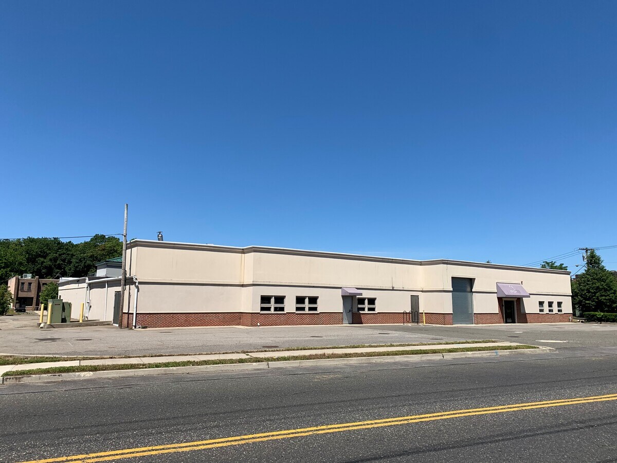 7581 Saxon Ave, Bay Shore, NY 11706