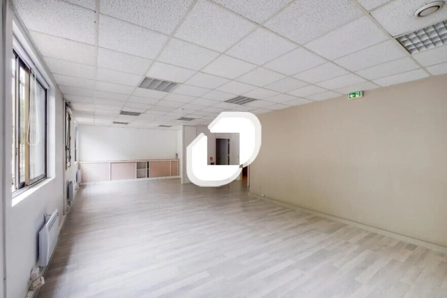 Office in Torcy for lease - Interior Photo - Image 2 of 13